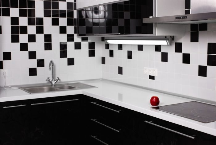 een keuken in lichte kleuren