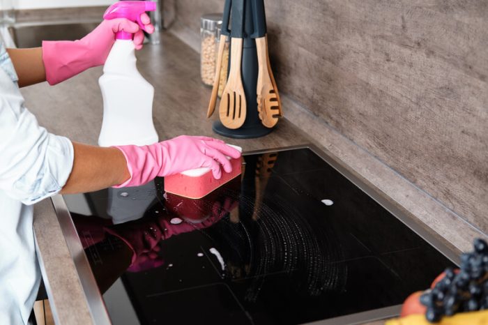 Hoe krijg je een inductiekookplaat streeploos schoon?